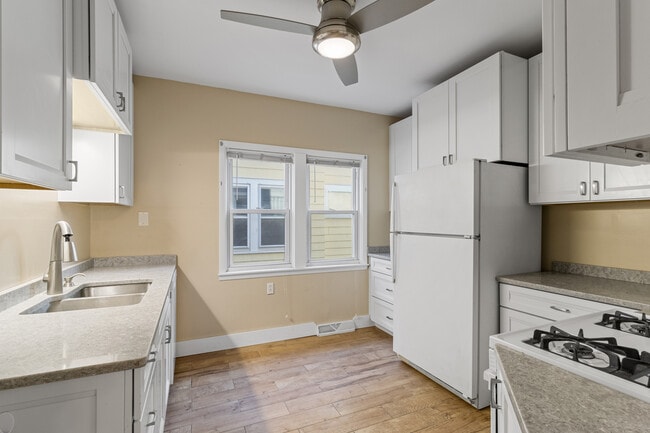 275 Sterling Ave, Unit Lower