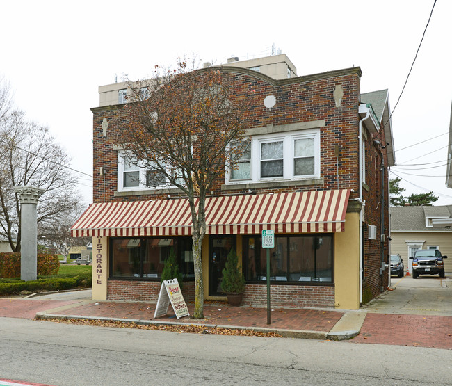 Antonio Cardi Building in Cranston, RI - Foto de edificio - Building Photo