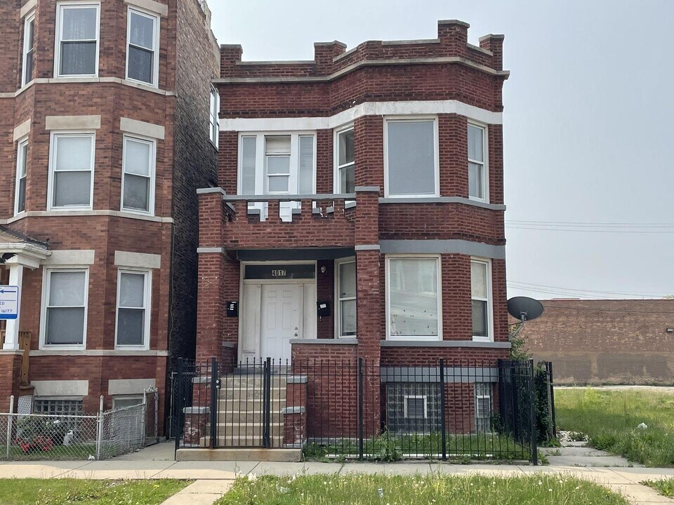 4017 W Van Buren St in Chicago, IL - Building Photo