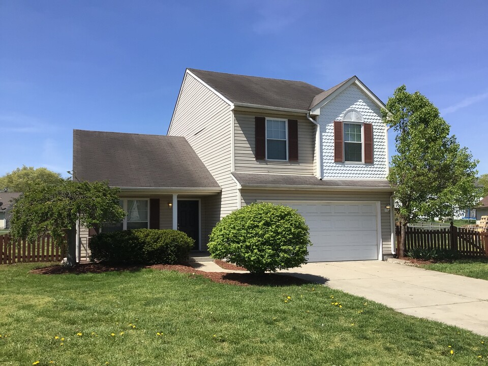 8921 Pebblestone Ct in Franklin, OH - Building Photo