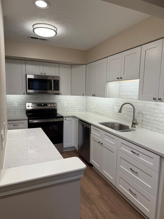 1390 Cedarwood Dr, Unit 1390 Cedarwood Dr Unit D1 in Westlake, OH - Foto de edificio