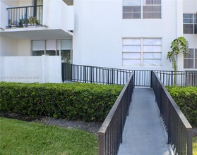 2750 NE 183rd St, Unit 104 in Aventura, FL - Building Photo - Building Photo