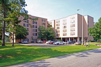 Raintree Tower in Beaumont, TX - Foto de edificio - Building Photo