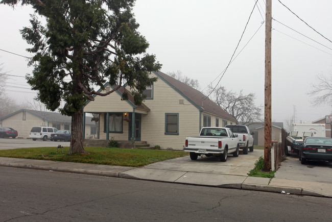 966 Chestnut St in Turlock, CA - Building Photo - Building Photo