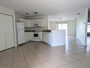 2272 Co Rd 444 in Lake Panasoffkee, FL - Building Photo - Building Photo