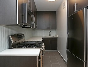 410 W 53rd St in New York, NY - Building Photo - Building Photo