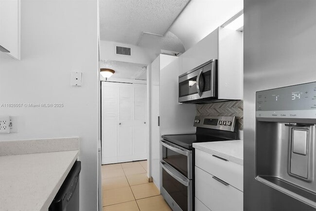 10167 Twin Lakes Dr, Unit 23-N in Coral Springs, FL - Building Photo - Building Photo
