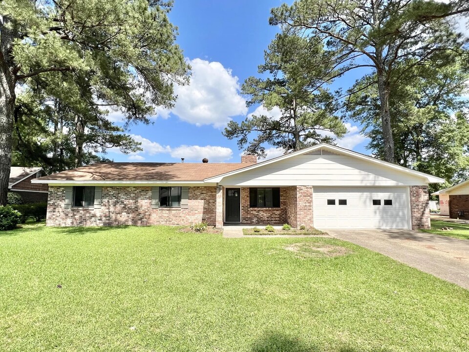 3412 Camellia Cir in Columbus, MS - Building Photo