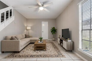 1930 Avenue B in Katy, TX - Building Photo