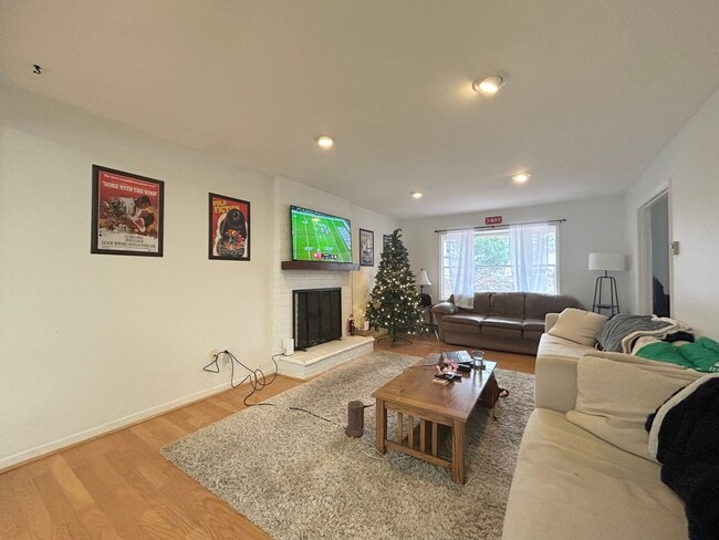 property at 1413 Hillcrest Dr