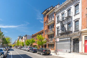 209 Meserole St in Brooklyn, NY - Building Photo - Building Photo