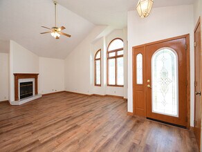 820 Redwood Rd in Grand Island, NE - Foto de edificio - Building Photo