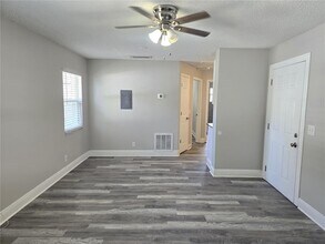 107 W Clay Ave in Brandon, FL - Building Photo - Building Photo