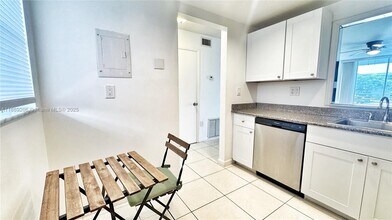3750 NE 170th St in North Miami Beach, FL - Foto de edificio - Building Photo