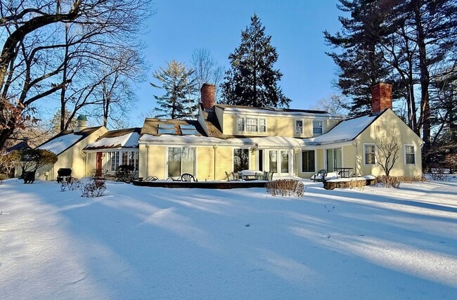 74 Prynne Ridge Rd in Longmeadow, MA - Foto de edificio - Building Photo