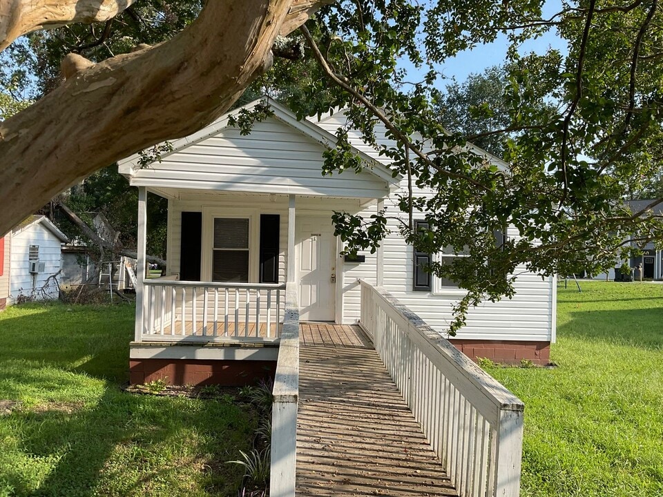 202 E Carrol St in Cherryville, NC - Building Photo