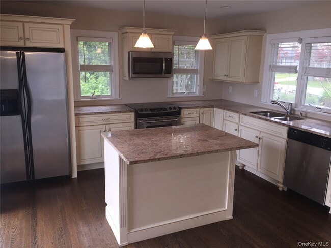 13 Whiting Rd in East Quogue, NY - Building Photo - Building Photo