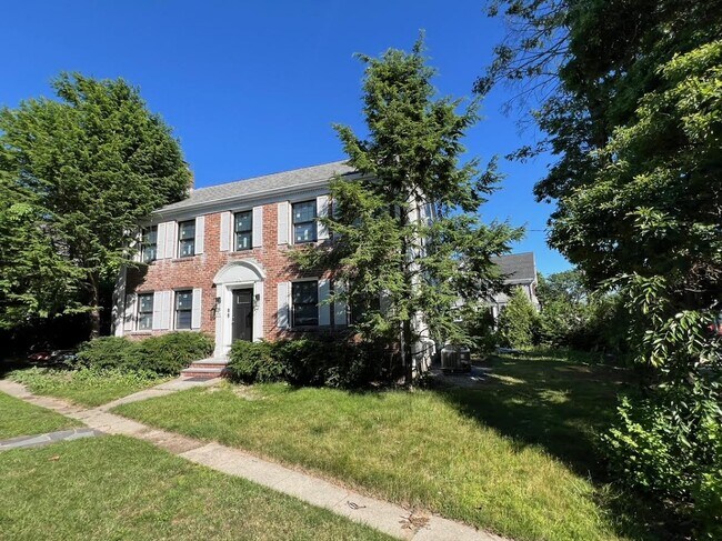 1136 Walnut St, Unit 1 in Newton, MA - Building Photo - Building Photo