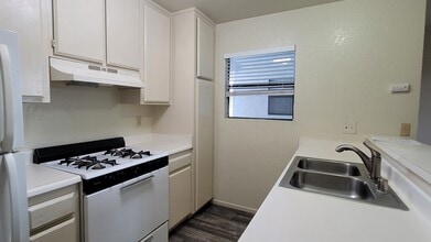 14324 Lemoli Ave, Unit 37 in Hawthorne, CA - Building Photo - Building Photo