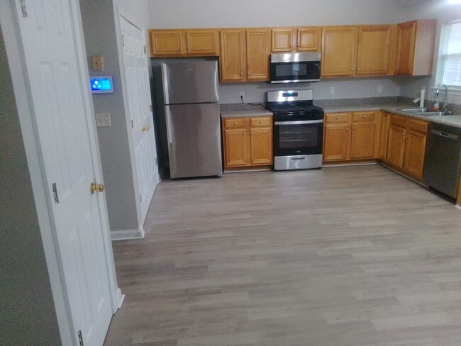 6786 Derby Ave in Fairburn, GA - Foto de edificio - Building Photo