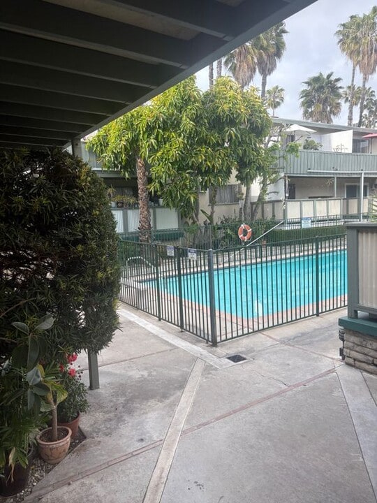 7254 Hollywood Blvd in Los Angeles, CA - Building Photo