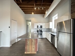 1202 W Grand Ave in Chicago, IL - Foto de edificio - Building Photo