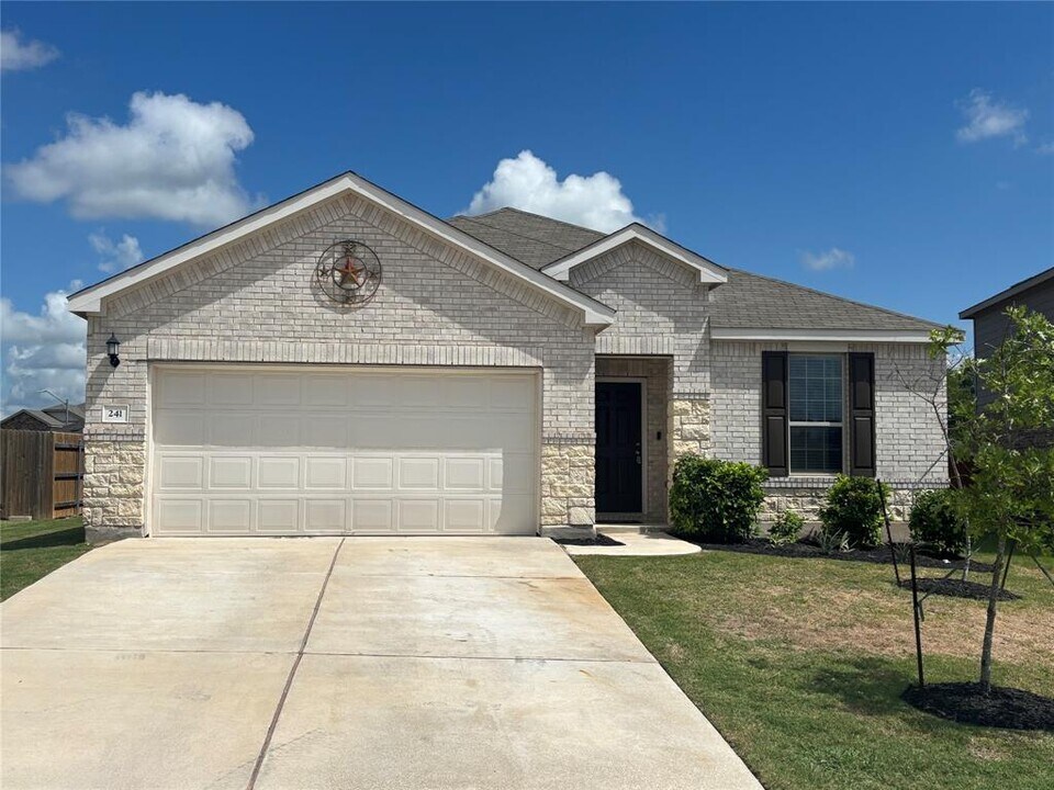 241 Pivot Dr in Taylor, TX - Building Photo