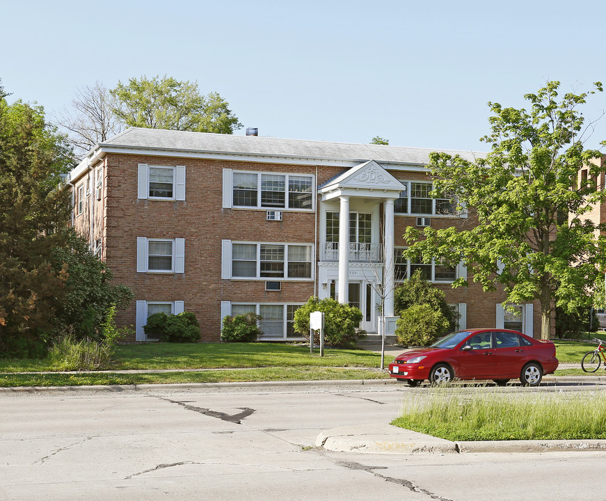 Highland Court Apartments in St. Paul, MN - Building Photo