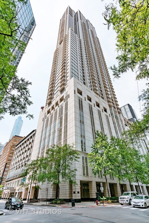 55 E Erie St in Chicago, IL - Building Photo
