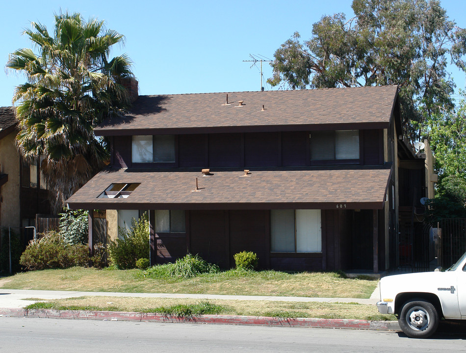 609 E Chestnut Ave in Santa Ana, CA - Building Photo