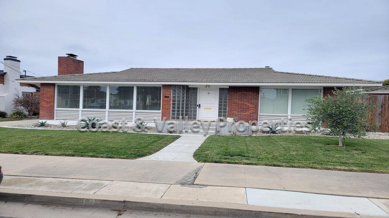 10 Talbot St in Salinas, CA - Building Photo