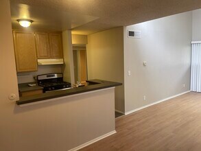 18645 Hatteras St, Unit 280 in Tarzana, CA - Foto de edificio - Building Photo
