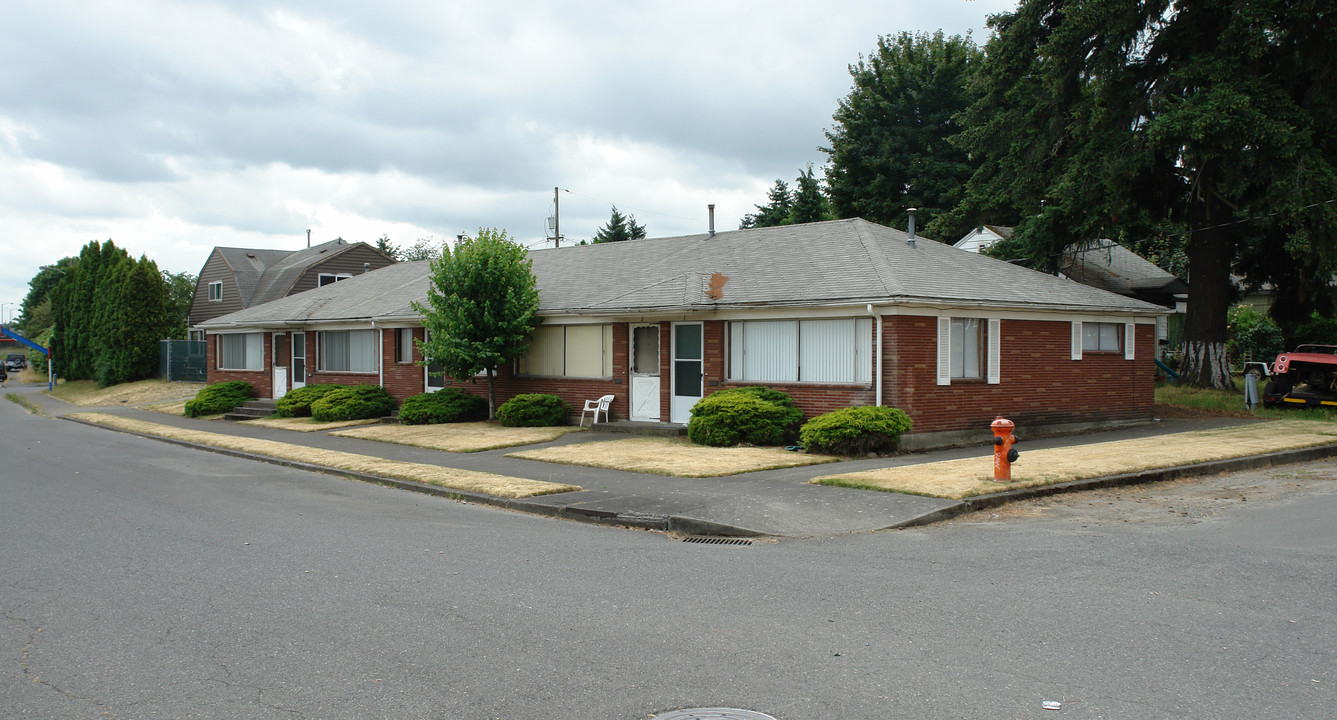 7508 NE Broadway in Portland, OR - Building Photo