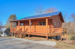 550 Colhoun St NE in Christiansburg, VA - Building Photo