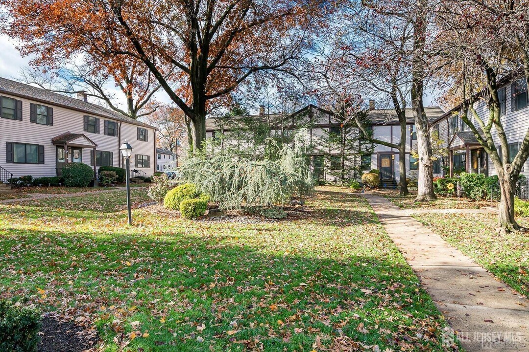 137 Newman St in Metuchen, NJ - Building Photo
