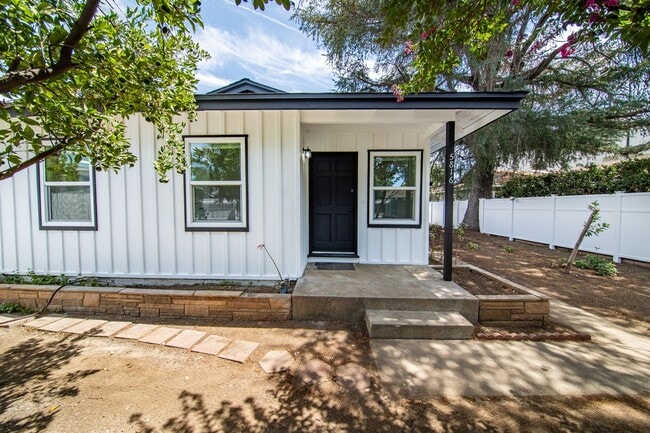 5816-5818 Kester Ave in Los Angeles, CA - Building Photo - Building Photo