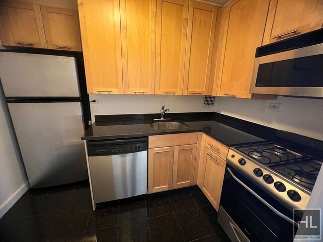 EAST 49 STREET in New York, NY - Building Photo - Building Photo