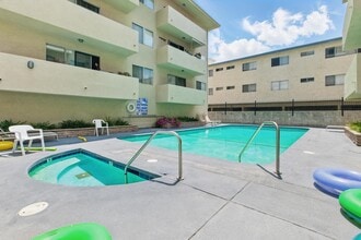 5400 Lindley Ave, Unit 211 in Encino, CA - Building Photo - Building Photo