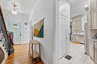 2106 Kemper Ln in Cincinnati, OH - Building Photo - Building Photo