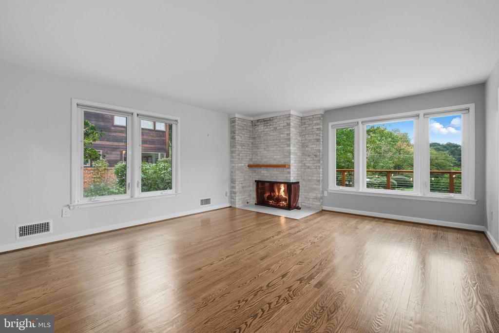 6251 Lakeview Dr in Falls Church, VA - Building Photo