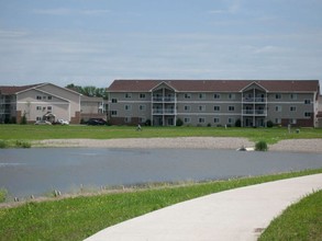 Eagle Lake Apartments in West Fargo, ND - Foto de edificio - Building Photo