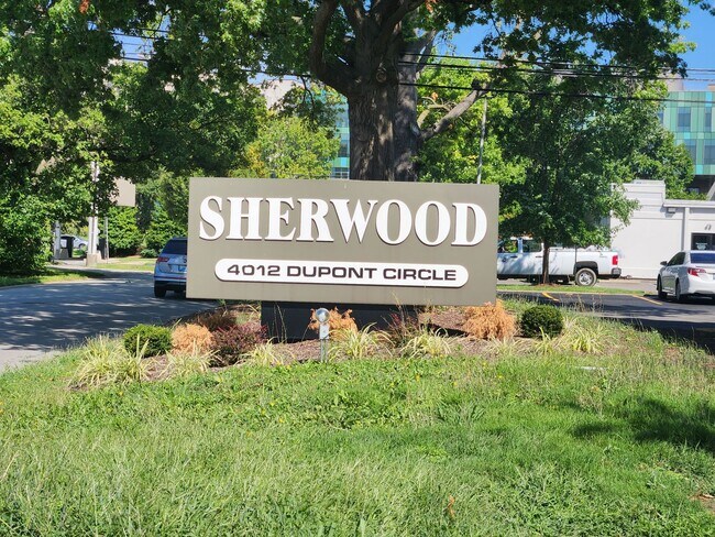 4012 Dupont Cir in St Matthews, KY - Building Photo - Building Photo