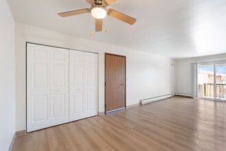 Springdale Apartments in Waukesha, WI - Foto de edificio - Building Photo