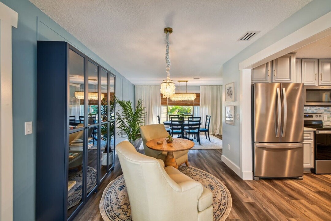 512 Wayfarer Dr in Tarpon Springs, FL - Building Photo
