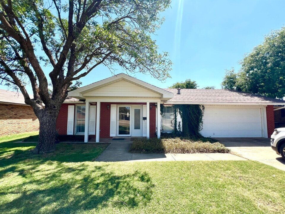 5433 31st St in Lubbock, TX - Foto de edificio