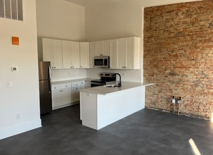 145-151 E Main St, Unit 145-300 in New Albany, IN - Foto de edificio - Building Photo