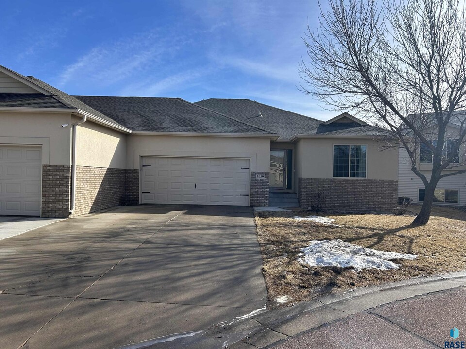 7610 S Peregrine Pl in Sioux Falls, SD - Building Photo