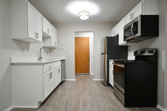 Georgian Manor in Sterling Heights, MI - Building Photo - Building Photo