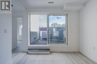 3039 Dundas St W in Toronto, ON - Building Photo - Building Photo