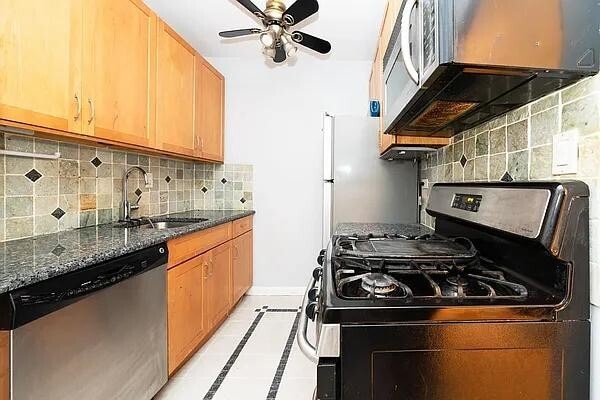 171 E 84th St in New York, NY - Building Photo - Building Photo